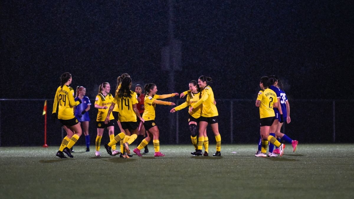 L1ON PHOTO_jpg BVB celebrate