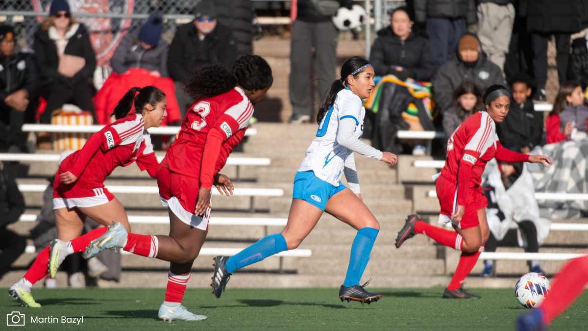 L1ON PHOTO – 2025-03-07T100232.287 Rush Canada players surrounded by Masters players
